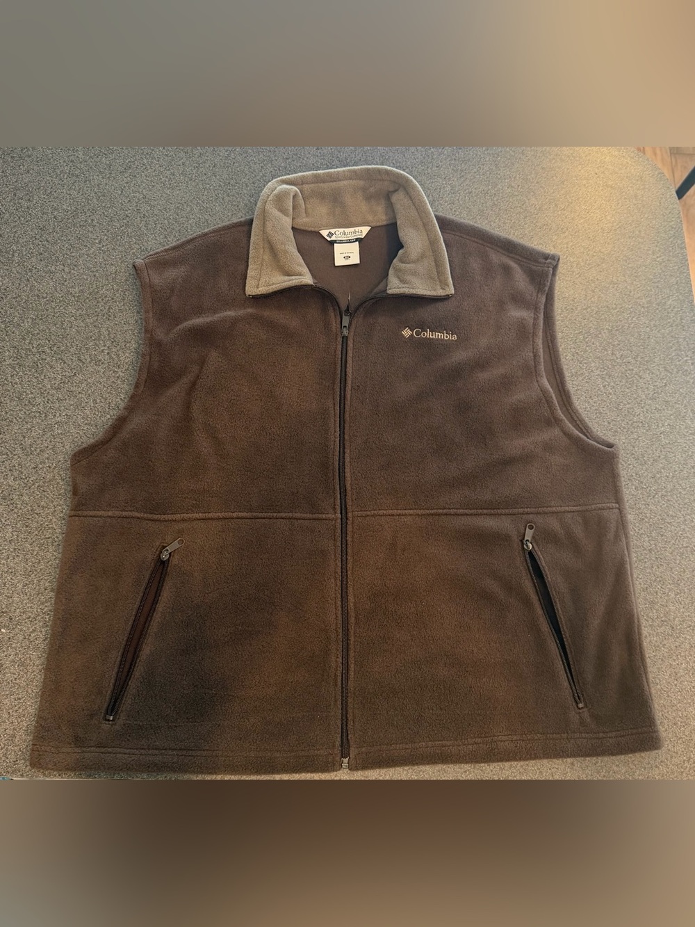 Columbia Men's Brown Fleece Vest with Contrasting Light Collar